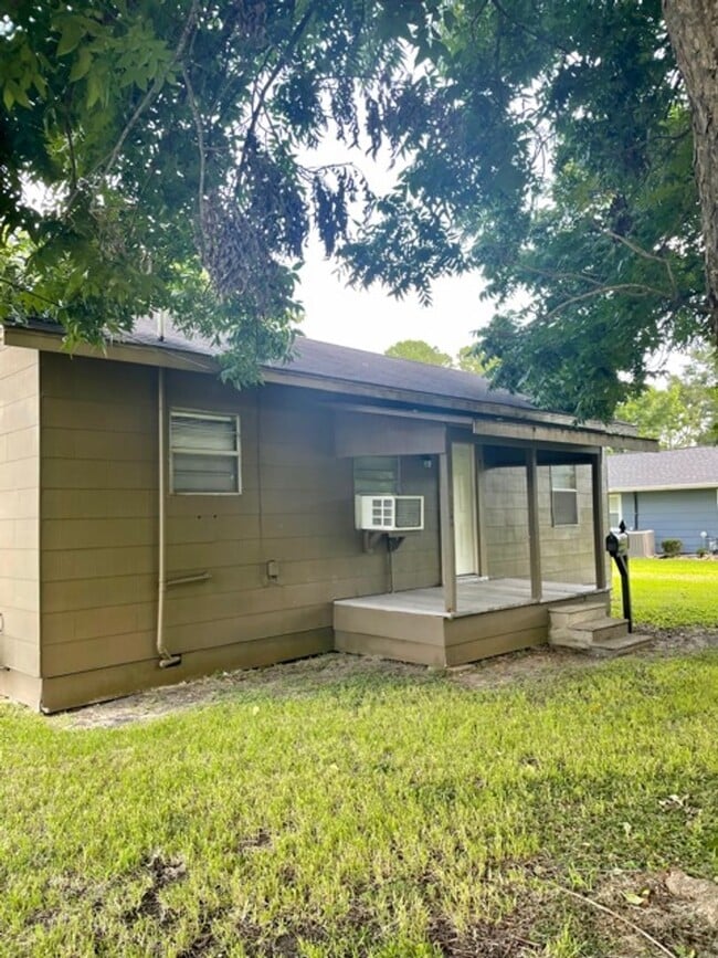 Building Photo - Mid August Move In