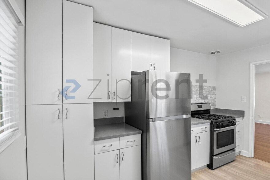 Building Photo - Unit