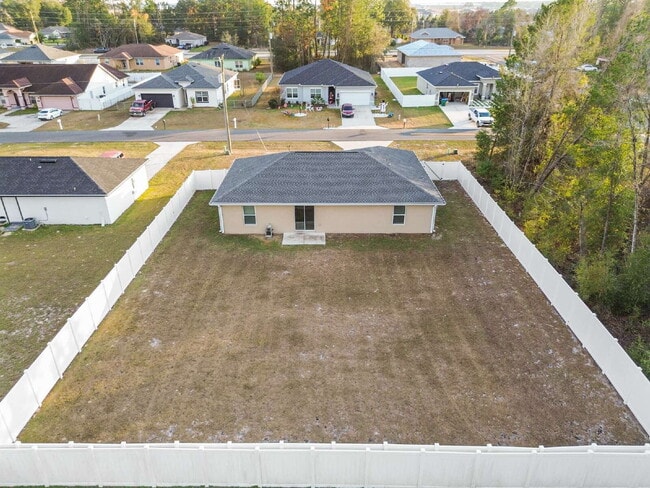 Building Photo - 3BR, 2BA Available Now with Fenced Yard and New Floors, North Marion Oaks