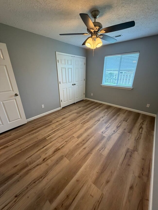 Building Photo - Large 2 Bedroom with Fenced Yard!