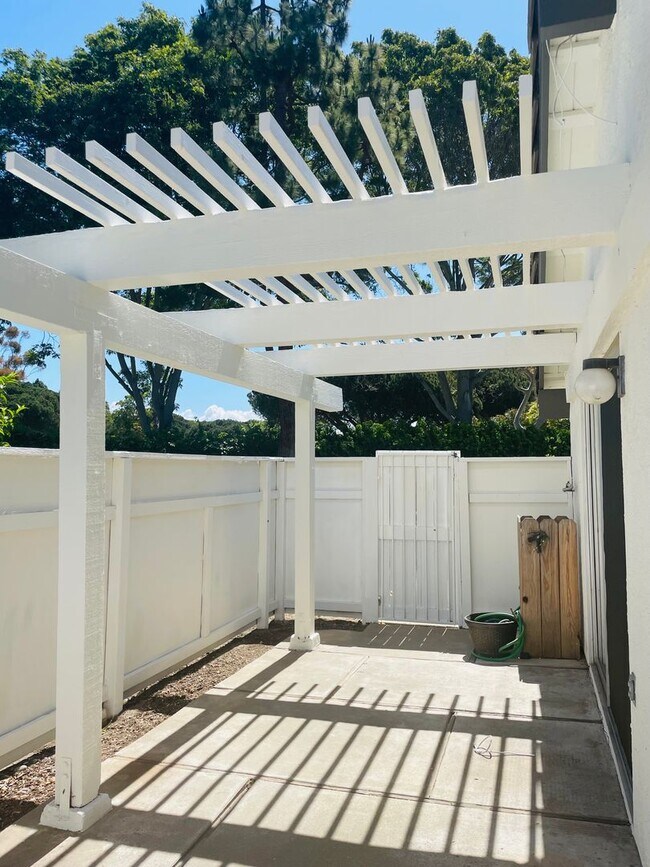 Building Photo - Spacious 2-bedroom, 2-bathroom condo featu...