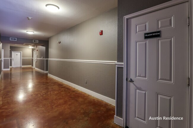 Building Photo - 910 W 25th St