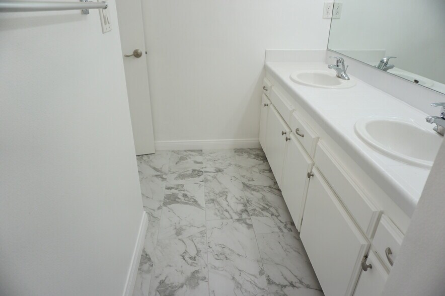 Building Photo - 4610 Densmore Ave