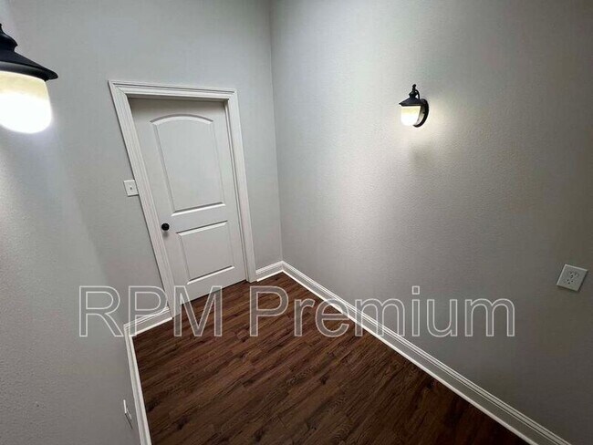 Building Photo - 13235 Country Park Ave