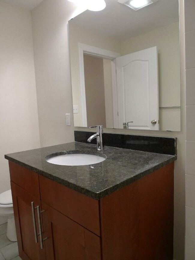 Building Photo - Fully Renovated Large Apartment in Mission...