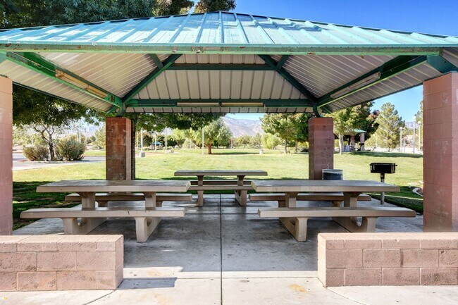 Building Photo - 2 Bedroom Condo w/ Patio & 1 Car Attached Garage