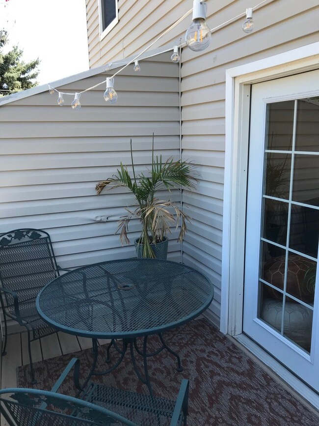 Building Photo - Updated Two Story 2 Bed 1 Bath Condo in Ce...