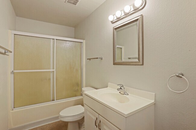 Building Photo - 111 N Walnut Ave