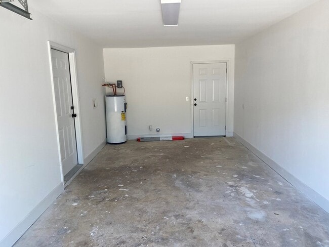 Building Photo - 902 Landview Dr