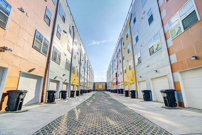 Building Photo - NY Style Townhome 3br/2ba in Gated Community with Garage Parking