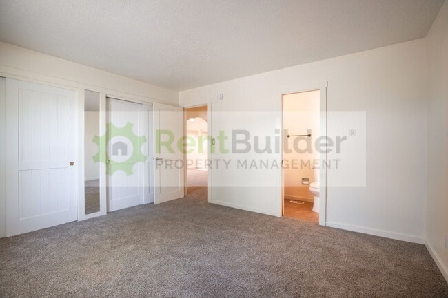 Building Photo - 10101 La Paz Dr