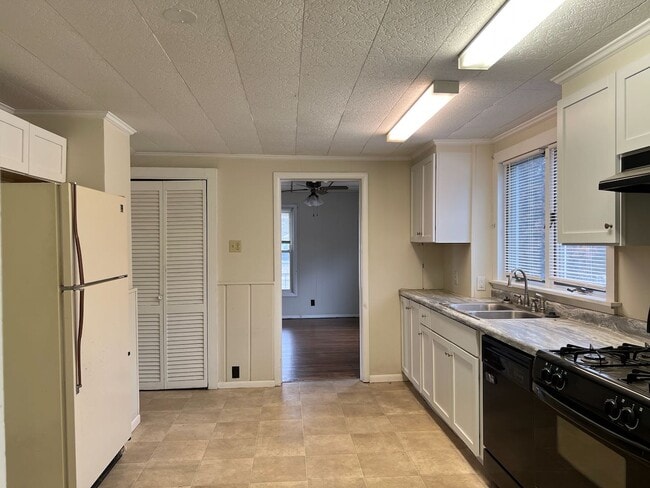 Building Photo - 3200 S 7th St