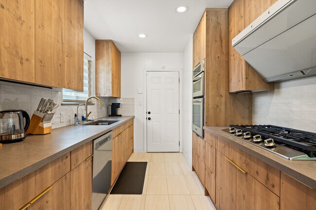 Building Photo - Chic Family house in West Covina