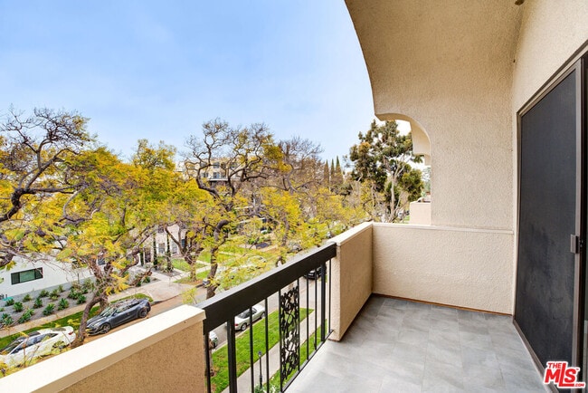 Building Photo - 423 N Palm Dr