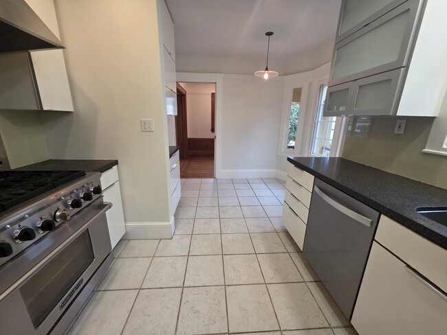 Building Photo - 175 Vasquez Ave