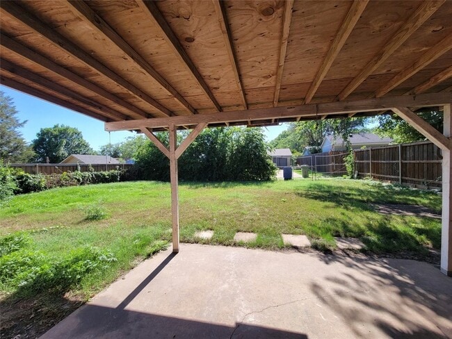 Building Photo - 2013 Victoria Dr
