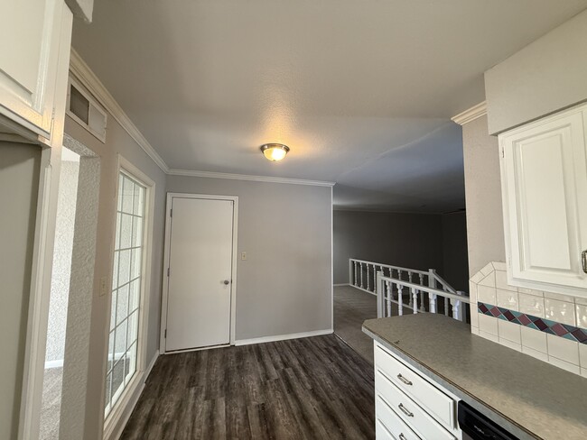 Building Photo - 1420 E 31st St S