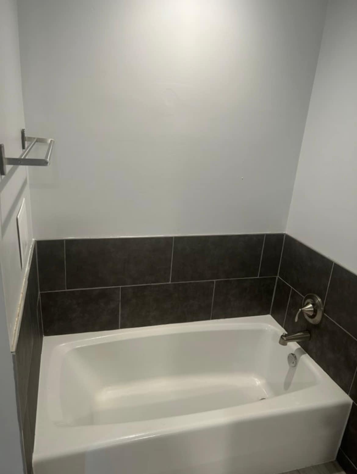Shared bathroom (rooms 2-4) - 213 Knoll Dr