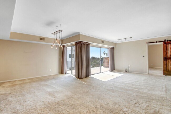 Building Photo - Spacious & Bright 3BR Condo with Bonus Room, Secured Parking & Hollywood History!