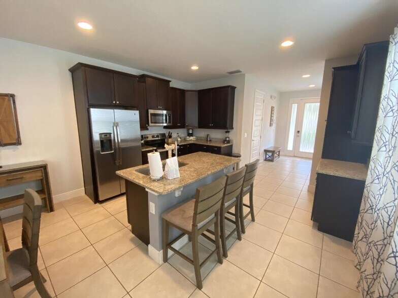 Building Photo - 350 Lasso Dr