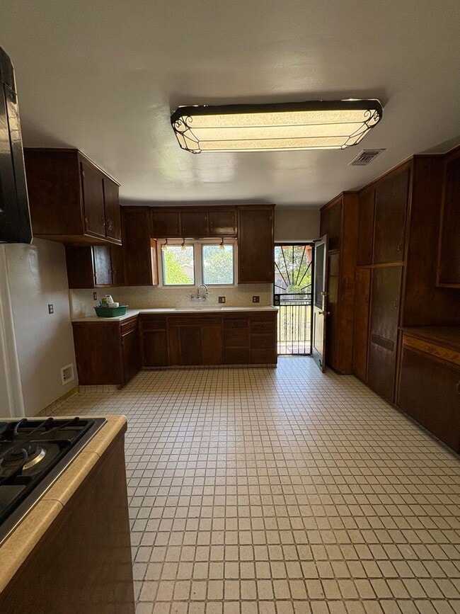 Building Photo - Charming Spanish Colonial house with huge ...