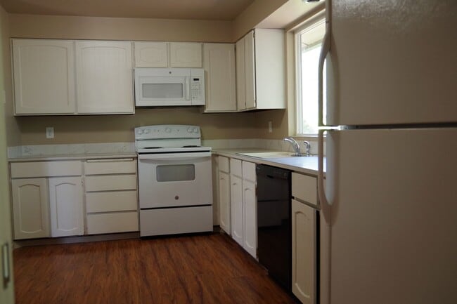 Building Photo - NOW AVAILABLE! MUST SEE - BEAUTIFUL 4BR/3B...