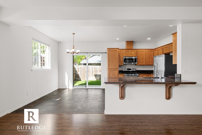 Building Photo - Southwest Medford / Near ROGUE X