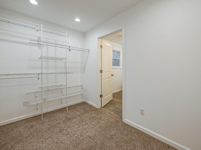 Building Photo - Charming 3-Bed, 2.5-Bath Home in Pinckney!