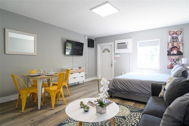 Building Photo - 1020 N Victoria Park Rd