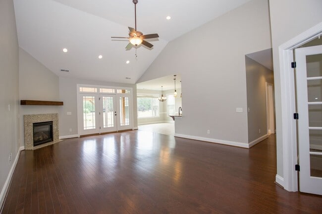 Building Photo - Woodlake Home