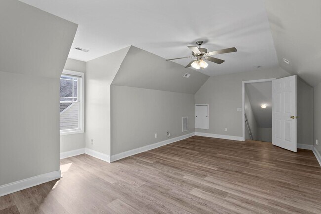 Building Photo - **MOVE IN SPECIAL** $500 off first months ...