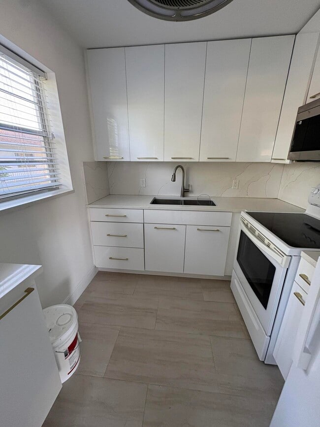 Primary Photo - 244 Sheffield J