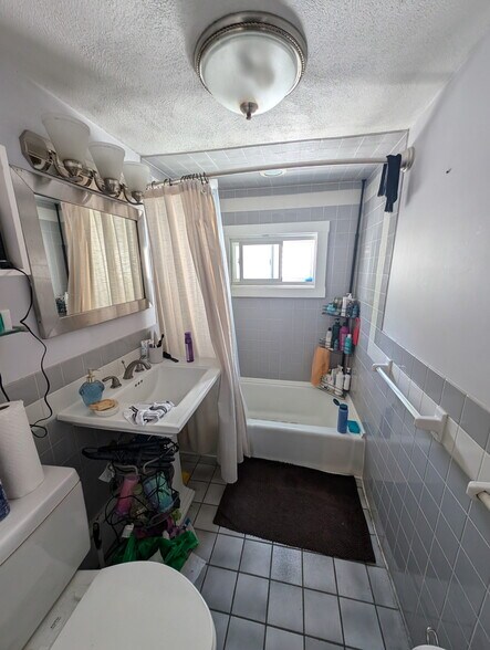 Building Photo - 85 Gladstone St