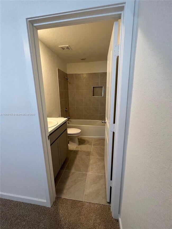 Building Photo - 326 NE 1st Ave