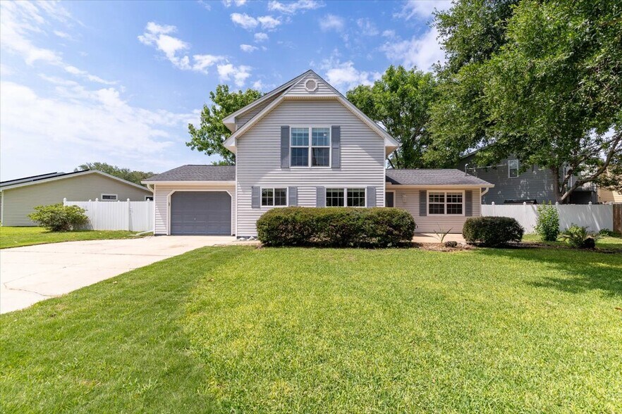 Primary Photo - 817 N Lakeside Dr