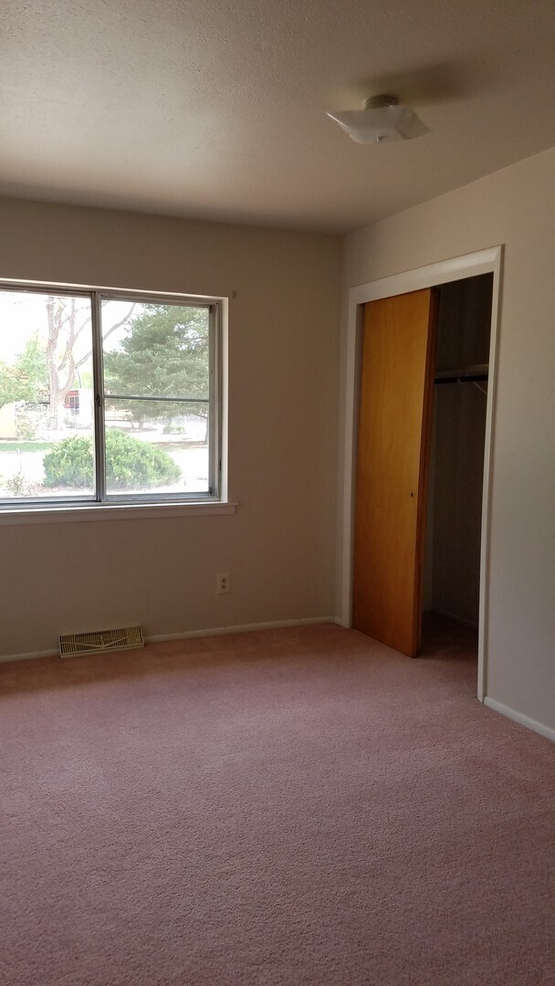 Building Photo - 3 bedroom 1 and 3/4 bathroom