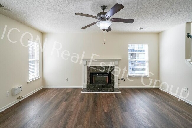 Building Photo - 2/2.5 end unit townhome in Woodstock