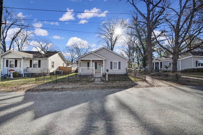 Building Photo - Wonderful Cottage Home in Gastonia!