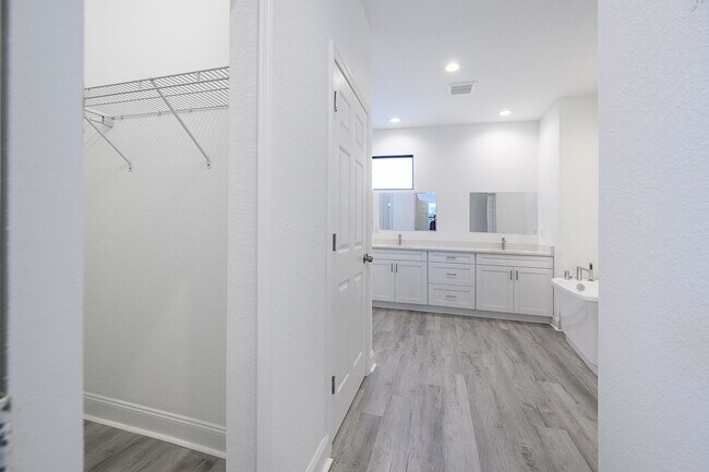 Building Photo - 3304 Glencove St