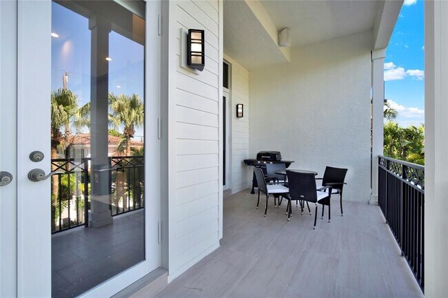 Building Photo - 425 N Ocean Blvd
