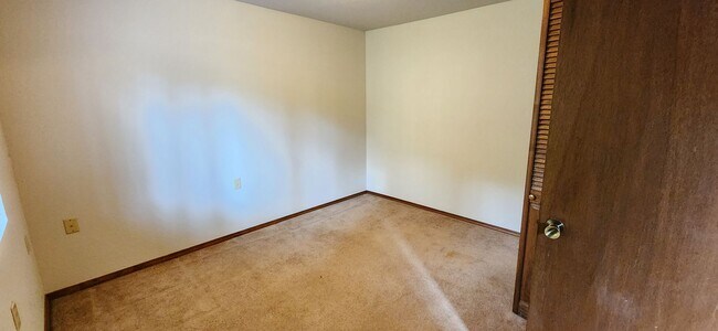 Building Photo - LYNNWOOD Spacious 3 bdrm + Den & Family Room Home