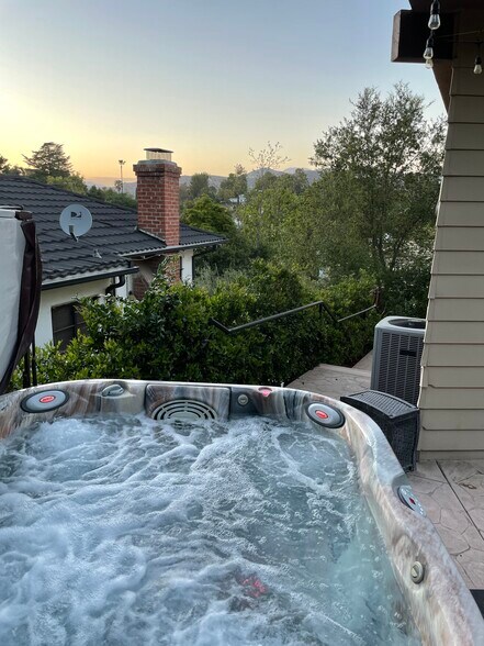 Building Photo - 1614 Pleasant Way