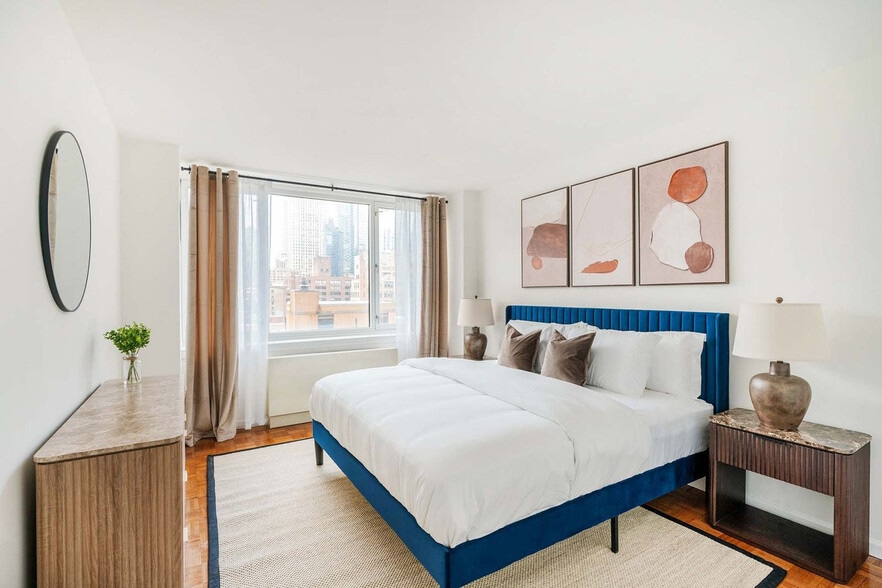 Building Photo - 350 W 43rd St