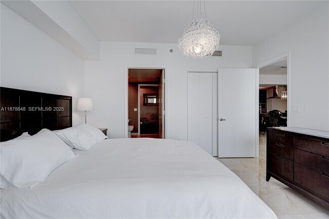 Building Photo - 495 Brickell Ave