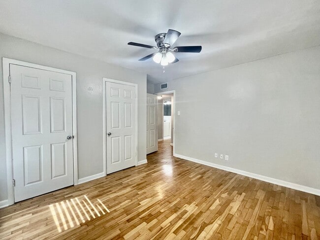 Building Photo - 4 Bedrooms in Oak Heights