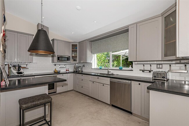 Building Photo - 375 Harbor Ct