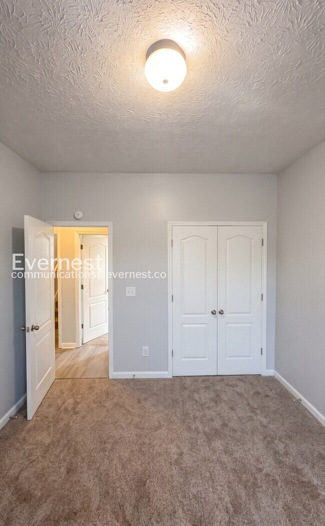 Building Photo - Limited Time Special Offer / 4 Bed, 2 Bath Home with Garage / Pet-Friendly / Available Now!