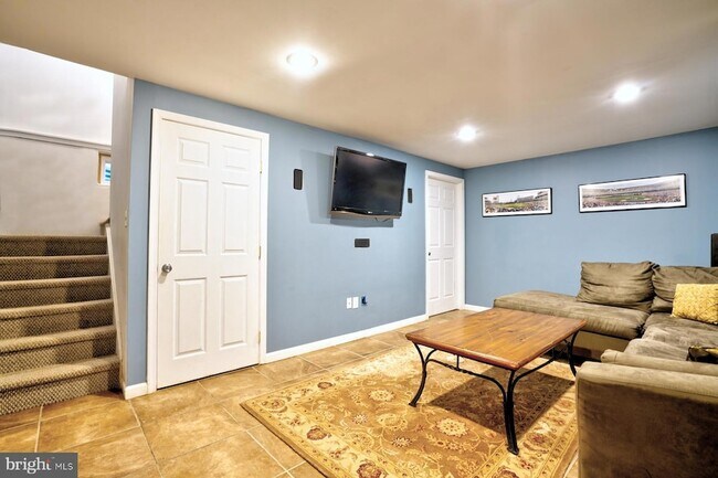 Building Photo - 111 Honey Locust Ct