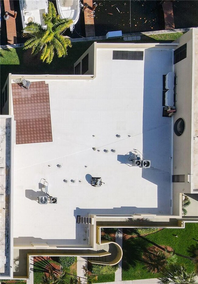 Building Photo - 1100 SE 5th Ct