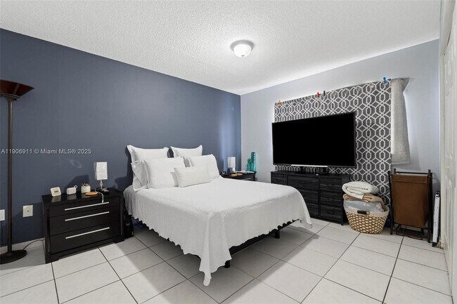 Building Photo - 2735 W 61st Pl